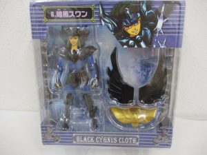 台紙付きブリスターの正面。8.暗黒スワン と BLACK CYGNUS CLOTH の印字があります。