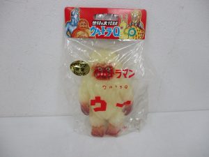 M1号 ウーのソフビ（イリサワ限定）を袋入りのまま撮影。上にヘッダーが付いています。
