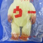 正面の胸元にウーの文字が入っています。