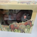外箱を斜めから撮影。窓から馬と兵士のフィギュアが見えます。