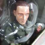 窓越しに兵士の顔のアップを撮影しています。
