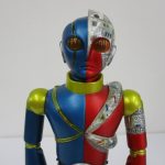 本体の上半身のアップ。左右で色の違う体と透明な頭部がわかります。