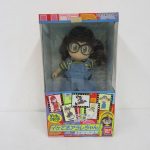 イケてるアラレちゃん オーバーオールの箱正面。窓から人形が見えます。