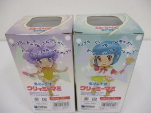 2点の箱の側面。どちらの箱にも同じシリーズ名と対象年齢の表示が印刷されています。