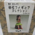 外箱正面の拡大。切り株に座る女の子の写真があります。