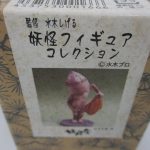 外箱正面の拡大。赤い布を持ったねずみ男の写真があります。