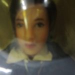 窓越しに人形の顔のアップを撮影しています。