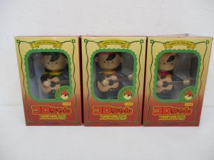3つの箱を並べた正面。帽子の色が緑・赤・黄の3体です。