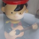 窓越しに撮影した赤い帽子の人形。