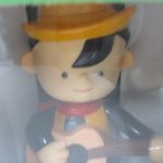 窓越しに撮影した黄色いテンガロンハットの人形。