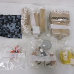 箱から出した中身一式。袋入りのパーツと王冠が入っています。