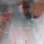 窓越しに撮影した赤と黒の機体の拡大。