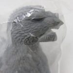 袋越しに撮影した本体の頭部。