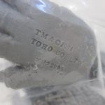 足裏の刻印。TOHO CO., LTD と ゴジラ2005 の文字があります。