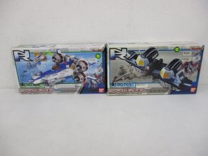 同じ出品の2箱を並べた正面。右の箱が本商品の UNM3 クロムチェスターγ です。