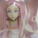 窓越しに撮影した本体の上半身。ピンクの長い髪の造形です。
