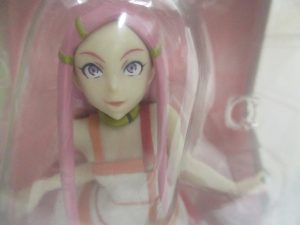 窓越しに撮影した本体の上半身。ピンクの長い髪の造形です。