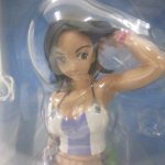 窓越しに撮影した本体の上半身。黒い髪で片手を頭に添えた造形です。