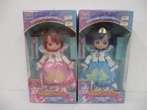 2つの箱を並べた正面。左のピンクのドレスの人形が本商品の ファイン です。