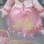 窓越しに撮影したピンクのドレス。