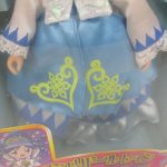 窓越しに撮影した水色のドレス。