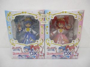 2つの箱を並べた正面。左の青い服の人形が本商品の レイン です。