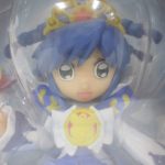 窓越しに撮影した本体の顔。青い髪とティアラの造形です。