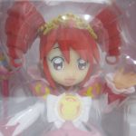 窓越しに撮影した本体の顔。赤い巻き髪とティアラの造形です。