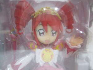 窓越しに撮影した本体の顔。赤い巻き髪とティアラの造形です。