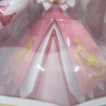 窓越しに撮影したピンクのドレスの造形。