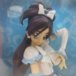窓越しに本体の上半身を撮影。白い衣装とリボン、長い髪の造形が確認できます。
