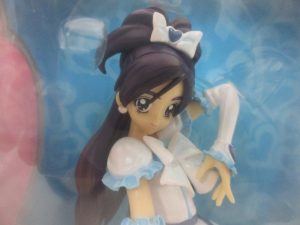 窓越しに本体の上半身を撮影。白い衣装とリボン、長い髪の造形が確認できます。