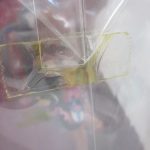 箱の開口部を寄って撮影。留めていたテープが黄変しています。