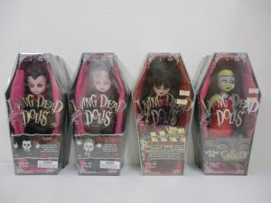 棺の形のケース4つを並べた正面。左端が本商品の Lou Sapphire です。