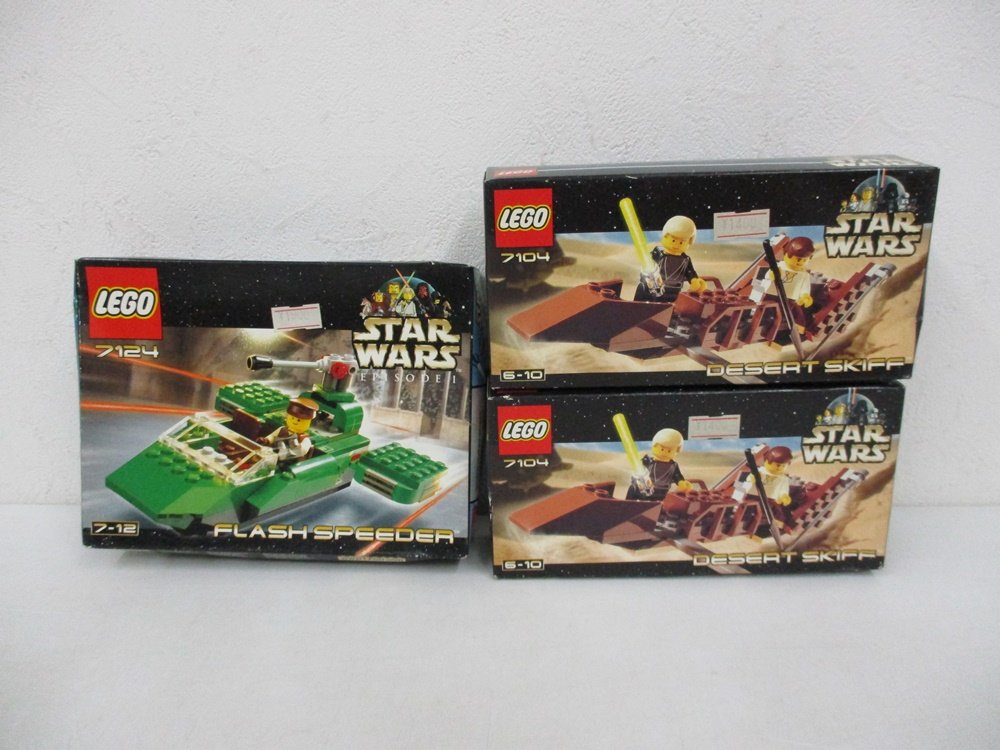 3つの箱を並べた写真。左の緑の乗り物の 7124 FLASH SPEEDER が本商品です。