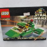 外箱の正面。緑の乗り物とミニフィギュア、FLASH SPEEDER の印字があります。