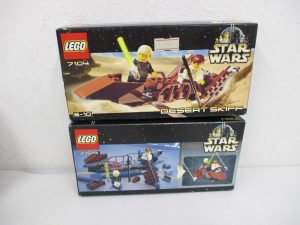 2つの箱の正面と背面。茶色の小舟とミニフィギュアの写真、7104 DESERT SKIFF の印字があります。