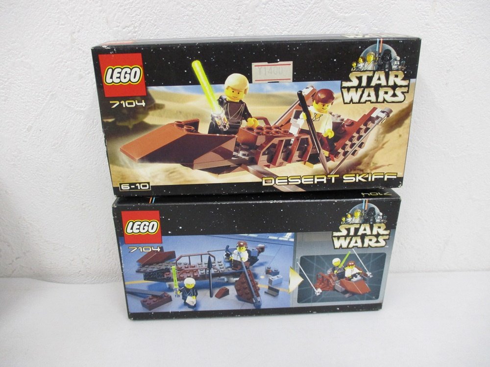 2つの箱の正面と背面。茶色の小舟とミニフィギュアの写真、7104 DESERT SKIFF の印字があります。