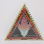 三角形のパッケージ正面。フィルムに包まれたままの状態です。