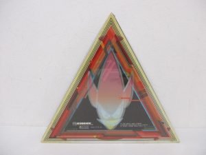 三角形のパッケージ正面。フィルムに包まれたままの状態です。