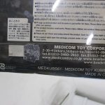 裏面の表示を寄って撮影。MEDKUBS61 - MEDICOM TOY KUBRICK の印字があります。