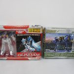 同じ出品の2箱を並べた正面。左の赤い箱に RX-78GP01-Fb GUNDAM の印字があります。