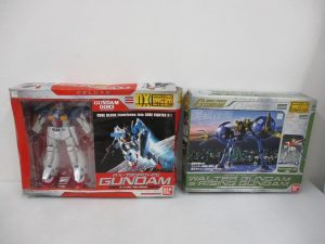 同じ出品の2箱を並べた正面。左の赤い箱に RX-78GP01-Fb GUNDAM の印字があります。