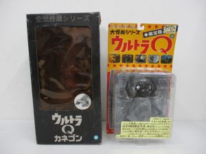 同じ出品の2点を並べた正面。左の黒い箱が本商品で、空想特撮シリーズ ウルトラQ カネゴン の印字があります。