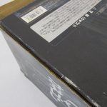 外箱の底面。注意書きとバーコードのラベルがあります。