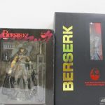 同じ出品の2箱を並べた正面。右の黒い箱が本商品の Guts Black Swords Man 12 inch Action Figure です。