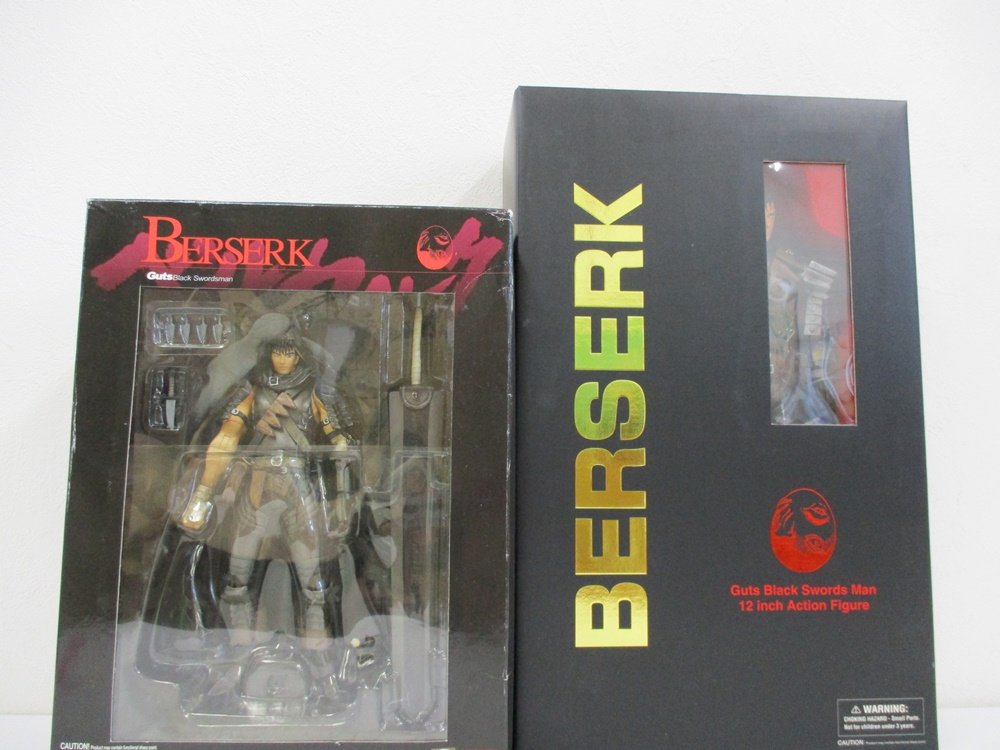 同じ出品の2箱を並べた正面。右の黒い箱が本商品の Guts Black Swords Man 12 inch Action Figure です。