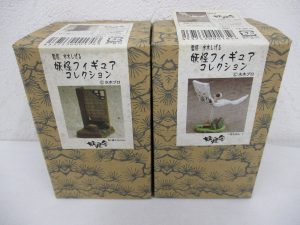同じ出品にあった2箱を並べた正面。左が本商品です。