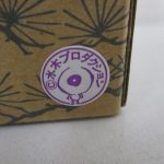 箱の角を寄って撮影。水木プロダクション の版権シールが貼られています。