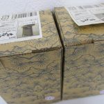2箱を上から撮影。フタの合わせ目と貼られたラベルが確認できます。